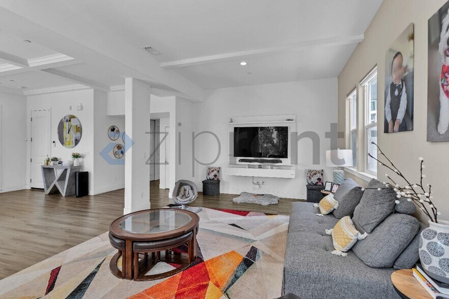 Building Photo - Unit