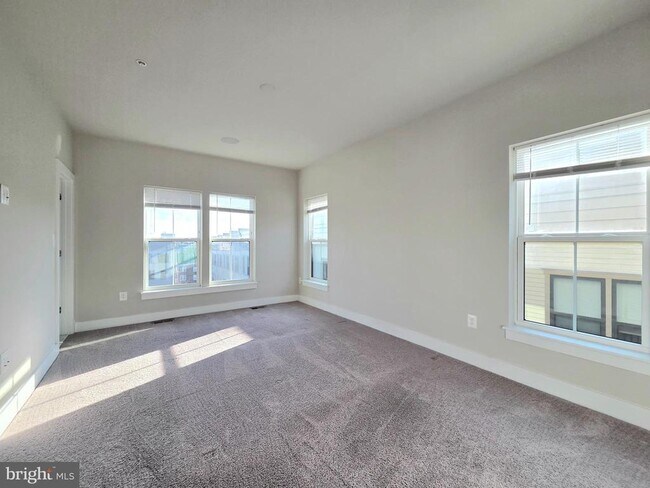 Building Photo - 820 Fern Pl NW