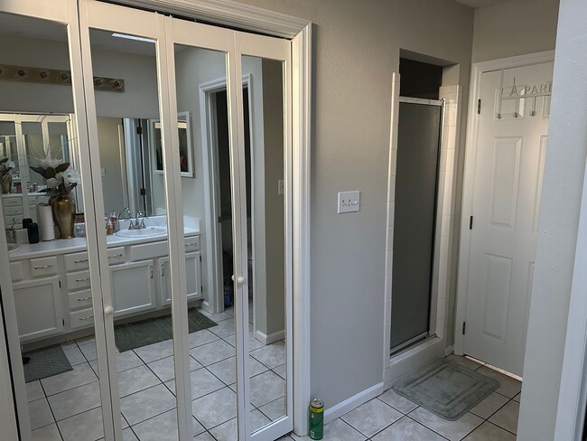 Building Photo - Beautiful 3/2 in Golf Course Community