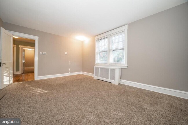 Building Photo - 709 E 20th St