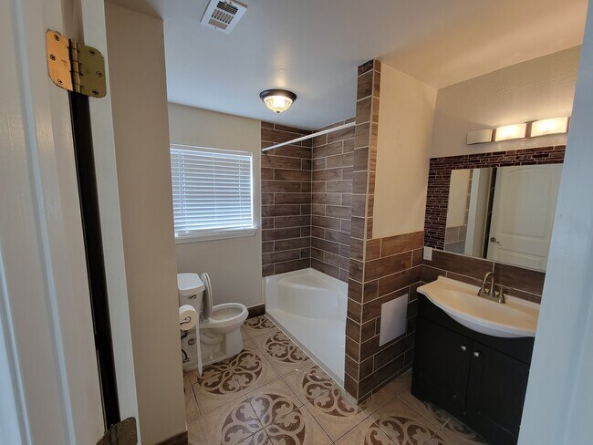 Building Photo - 810 Springvale Dr