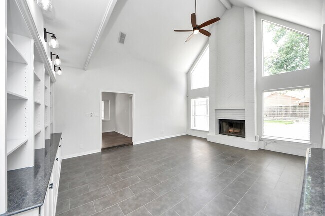 Building Photo - 5310 Oak Cove Dr