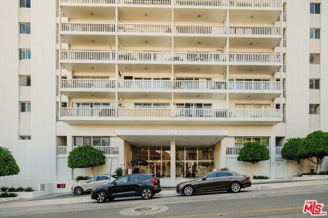Building Photo - 999 N Doheny Dr