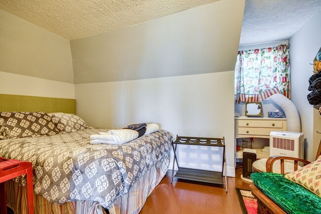 Building Photo - 4 Bed • 2 Bath Furnished Home – Utilities Included
