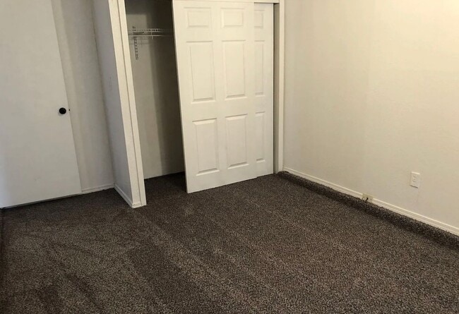 Building Photo - Spacious 4-bedroom, 1-bath home