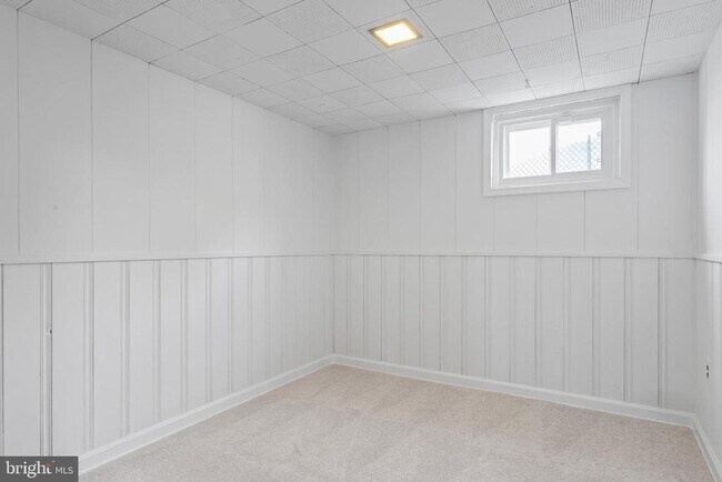 Building Photo - 2521 Fairhill Dr