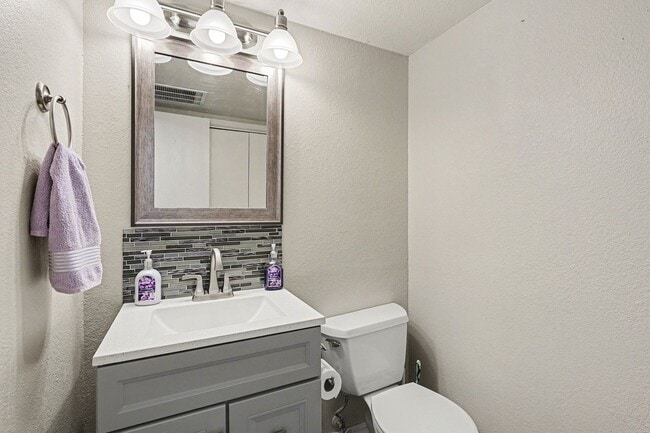 Building Photo - Updated 2 bed 2.5 bath End Unit Townhome in Lochmoor!