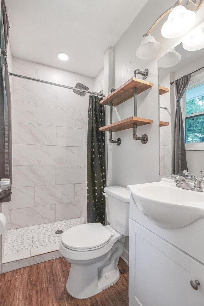 Building Photo - Home Close to Amenities