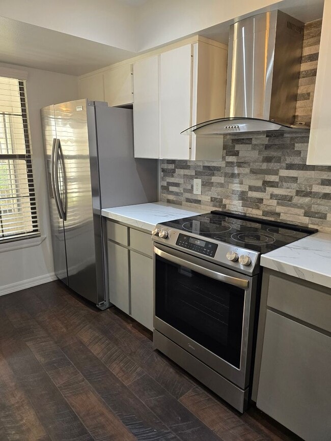 Building Photo - Gorgeous 2/2/1 in Regency Park, Inverness!!!
