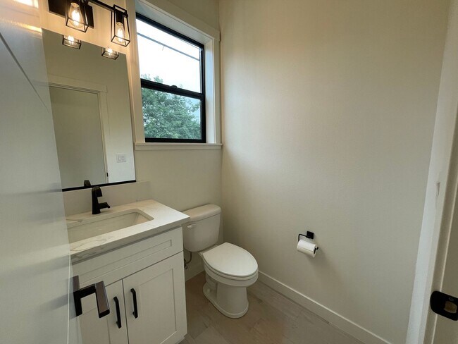 Building Photo - 4Bd/2.5Ba Corner Home in Desireable Portsmouth Neighborhood ~ Newly Built, Quartz Countertops, Si...