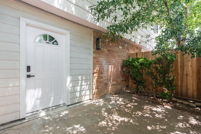 Building Photo - Furnished Option, Modern Comfort & Private Gated Patio!