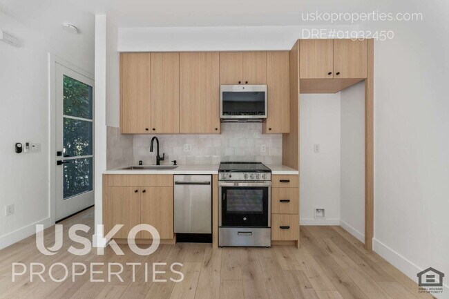 Building Photo - "Charming 1-Bedroom Unit in Sacramento's H...