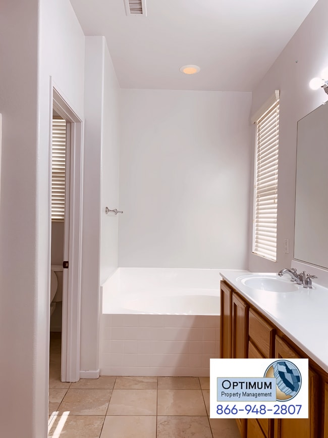 Building Photo - Beautiful 4 Bedroom, 2 Bathroom Single-Family Home in the Heart of Adelanto