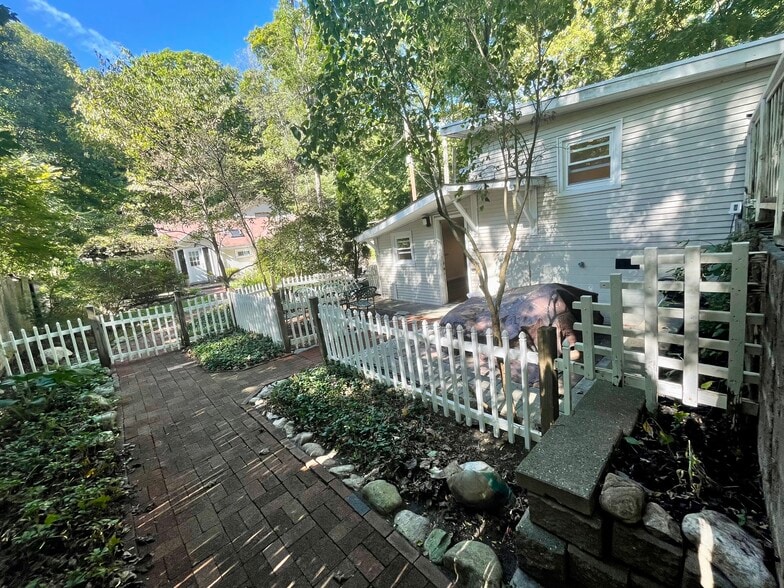 Building Photo - 54 Sherwood Rd