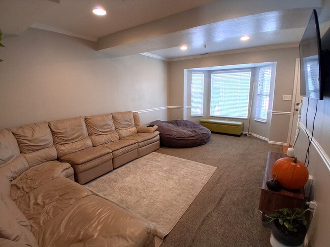 Building Photo - 986 900 E