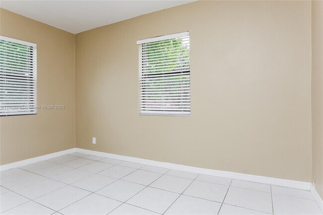 Building Photo - 1531 NW 12th Ct