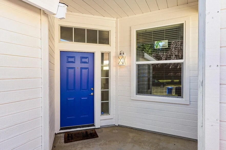 Building Photo - 6643 Laguna Park Dr