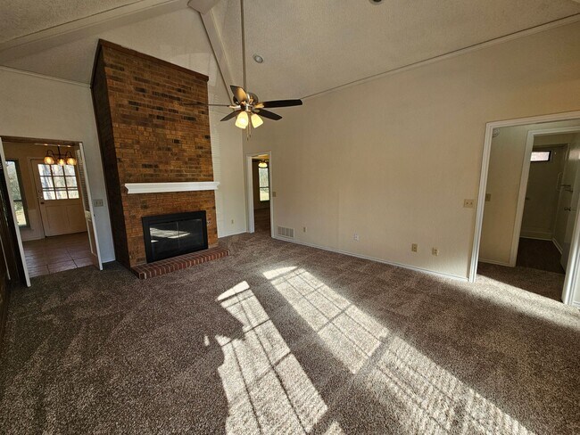 Building Photo - Charming home located in the well-maintain...