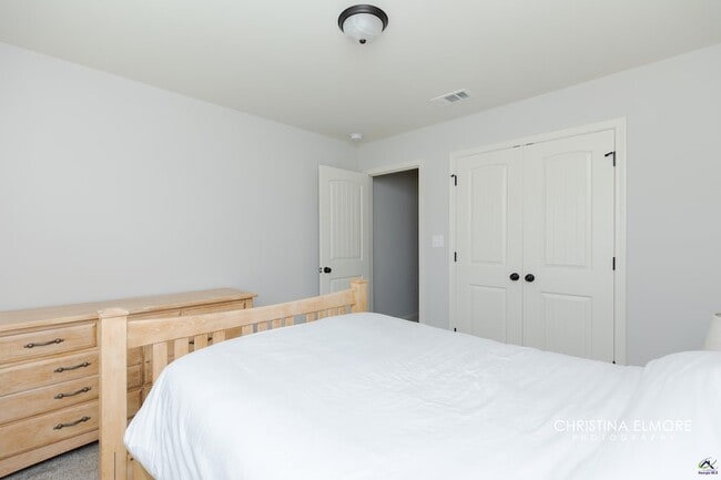 Building Photo - 214 Creek Ridge Dr