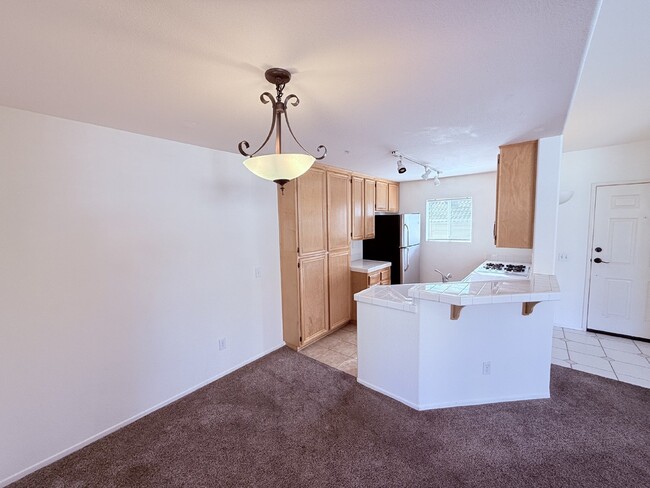 Building Photo - 2-Bed, 2-Bath Condo with Fireplace in San ...