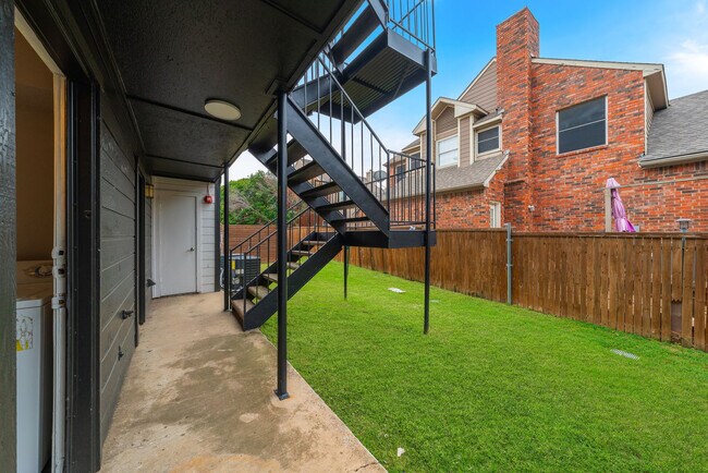 Building Photo - 2525 Thomason Cir
