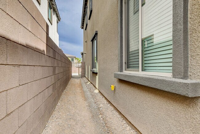 Building Photo - Spacious 3-Bed Summerlin Home with Den, Lo...