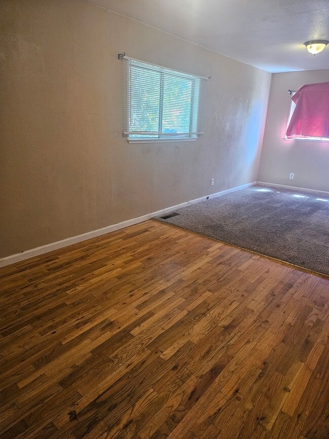 Building Photo - Large 3 bedroom in great location