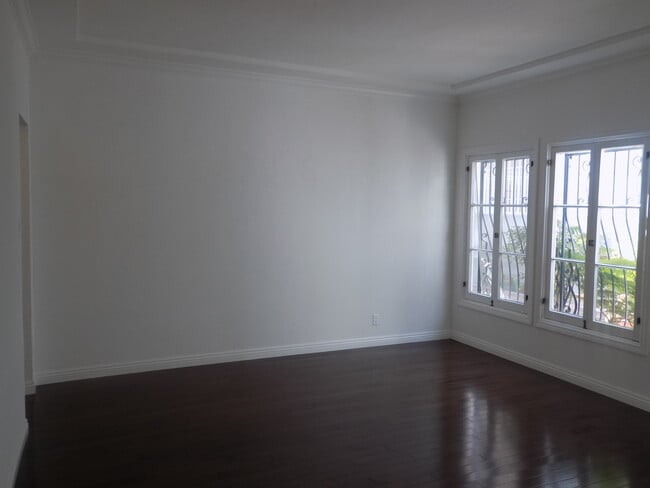 Building Photo - 109 N Clark Dr