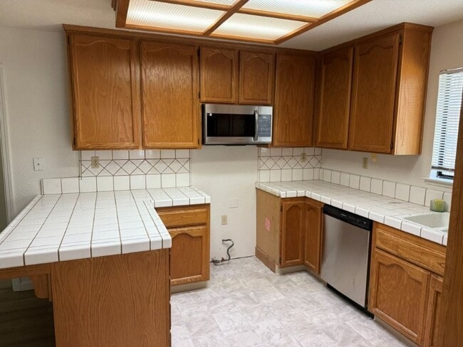 Building Photo - Modern 4 Bedroom 3 Car Garage Dixon *Star ...