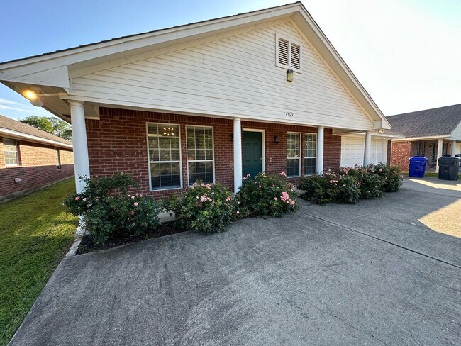 Building Photo - Spacious 4/4 House with Yard in the Baylor...