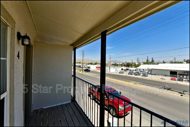 Building Photo - 6806 Alameda Ave