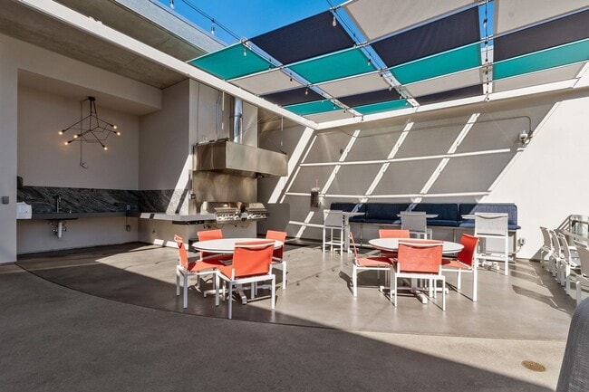 Building Photo - Modern Chic 2 bedroom at M2i