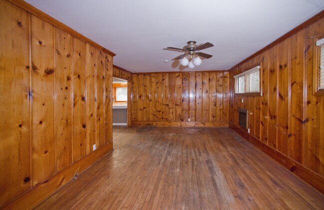 Building Photo - Coming Soon-1/3/2026-Charming 3 Bedroom Home **MOVE IN SPECIAL**