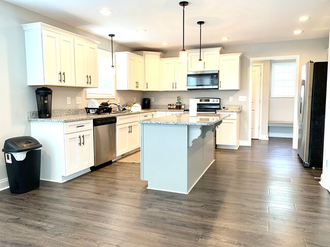 Building Photo - 712 Banister Dr