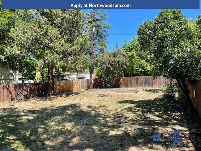 Building Photo - Great 2 Bedroom 1 Bath Cottage Style Home ...