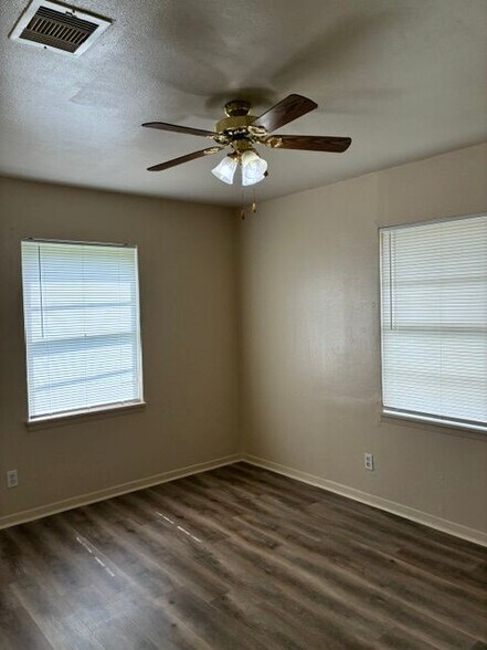 Building Photo - 1805 Thelma Ln