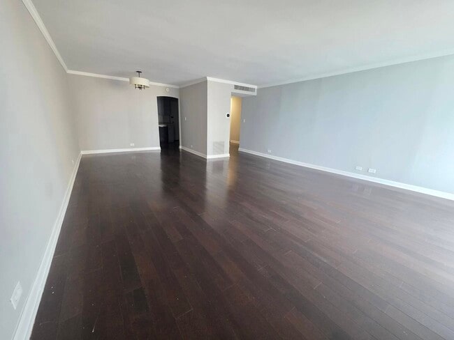 Building Photo - 6033 N Sheridan Rd