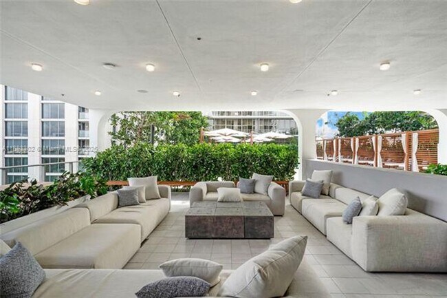 Building Photo - 2655 S Bayshore Dr