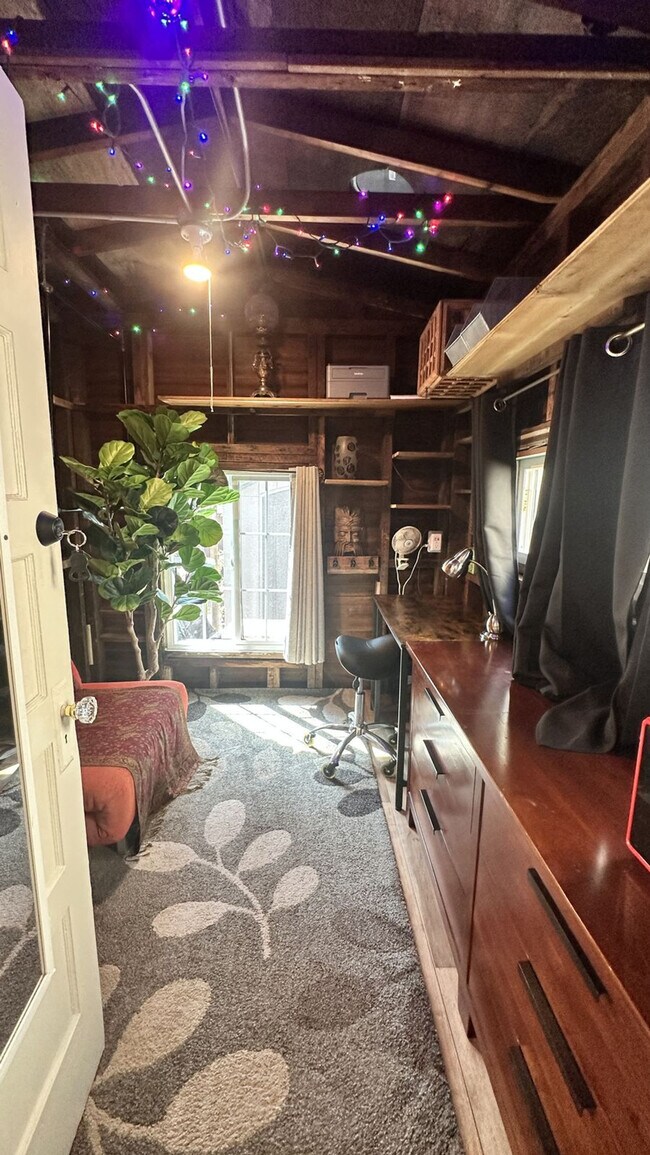 Building Photo - 4752 Lotus St