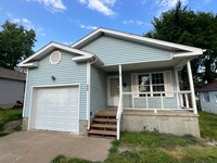 Building Photo - Gorgeous 3 bedroom House in JoMo with a de...