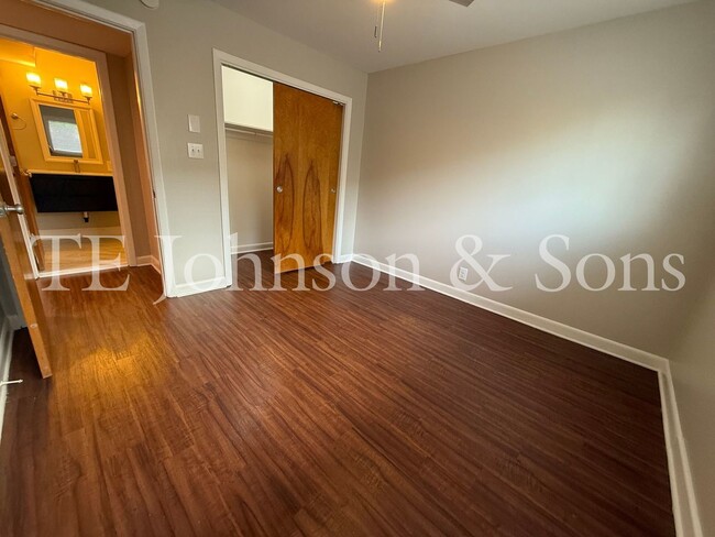 Building Photo - 2 Bedroom Salem View Apartment!