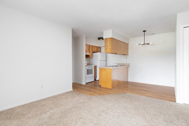 Building Photo - 16446 Clarkson Dr