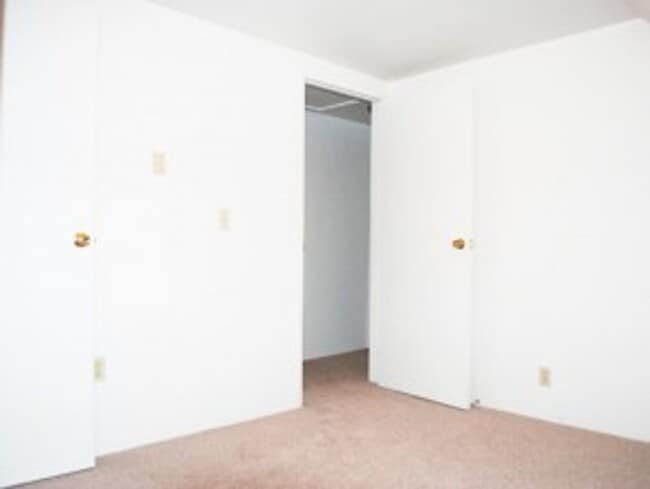 Building Photo - Tudor Style Townhome, Close to UW, Great L...