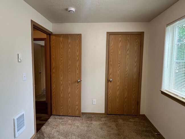 Building Photo - 3Bd/1.5Ba Two Story House - Available to View!
