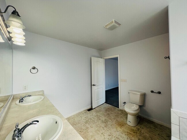 Building Photo - 4 Bedroom 2.5 Bathroom Home w/ Garage In Ferndale!