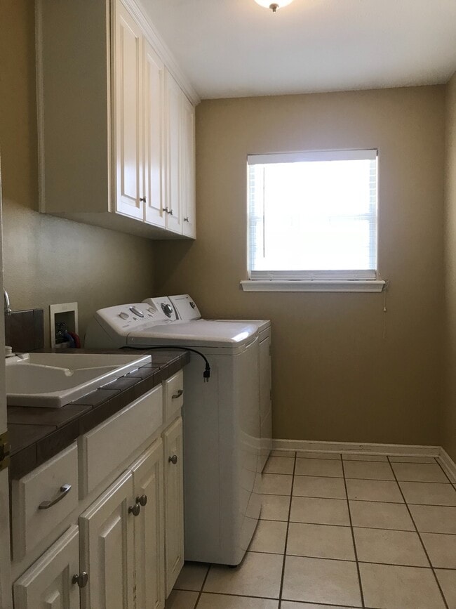 Building Photo - 24 Country Village Cir