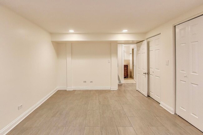 Building Photo - 3901 N Hamilton Ave