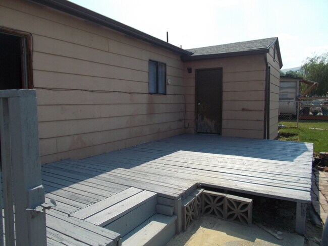 Building Photo - 2 Bedroom, 1 Bath house with a Huge Backyard!