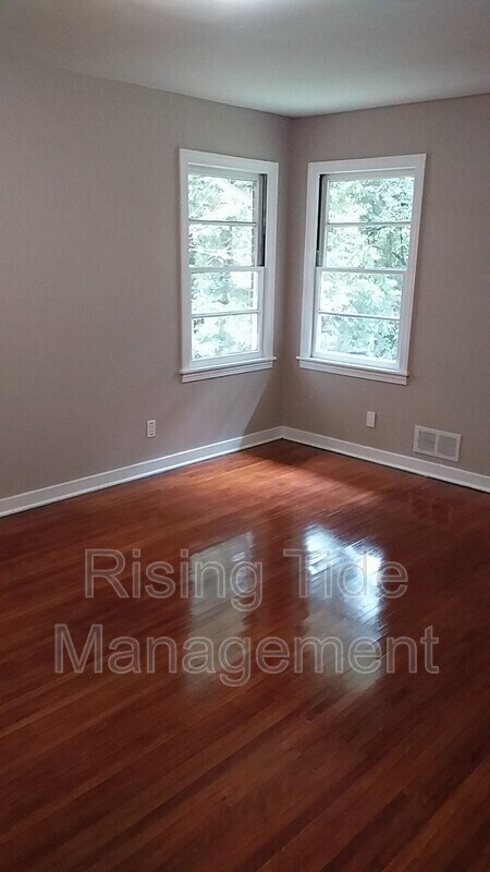 Building Photo - 316 20th Ave NE