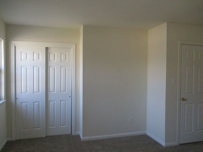 Building Photo - 3BR Townhome in Northampton School District